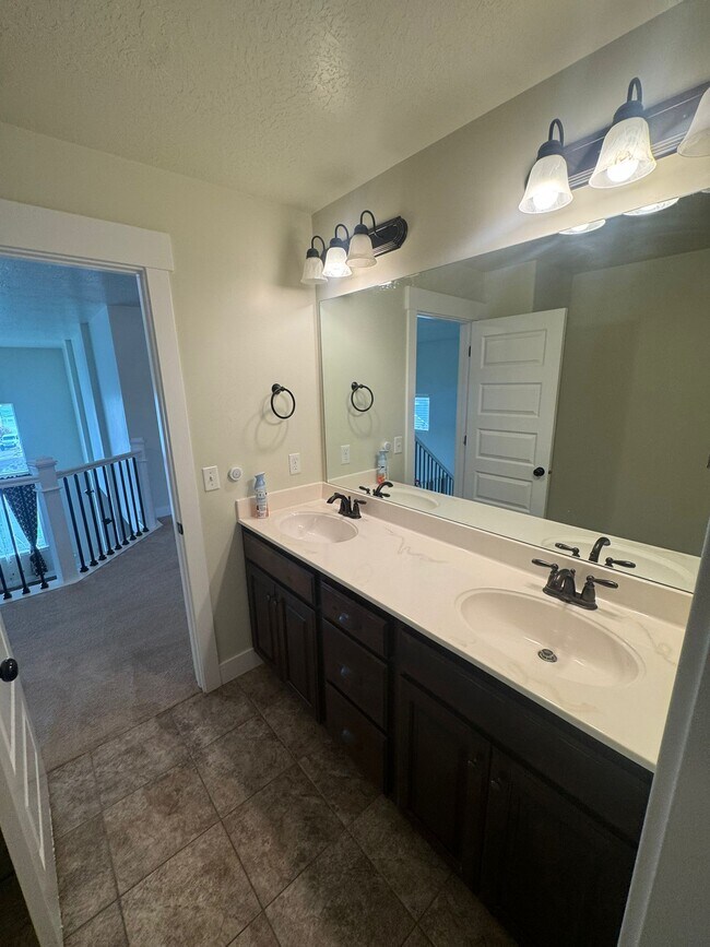 Building Photo - 1109 W Meridian Dr