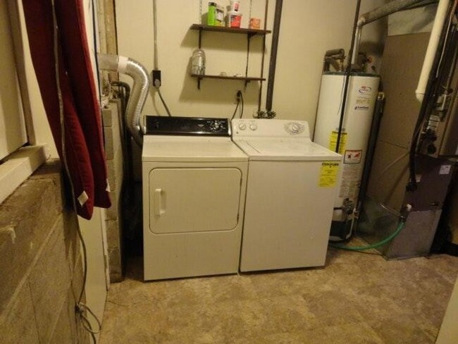 Building Photo - 4 Bedroom 2 Bath Home Available for Rent i...