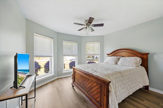 Building Photo - 8665 El Paseo St