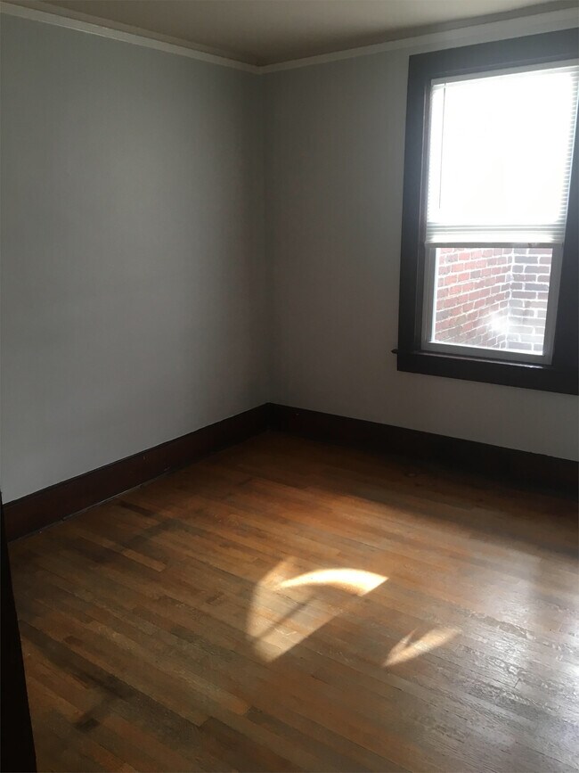 Building Photo - 332 W Maple St