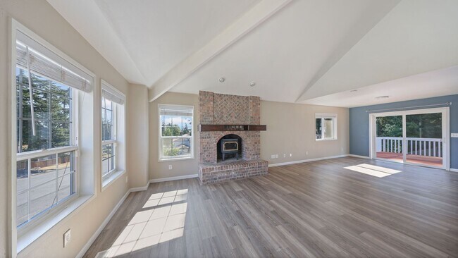 Building Photo - 4 Bed 3 Bath - 2 Living Rooms - Office Area - Pet Friendly - NAS Whidbey