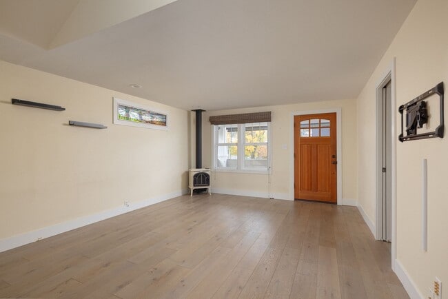 Building Photo - Remodeled & Charming 4 bed/3 bath w/ Yard and Hot Tub