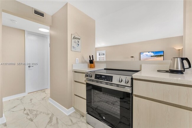 Building Photo - 1418 Collins Ave