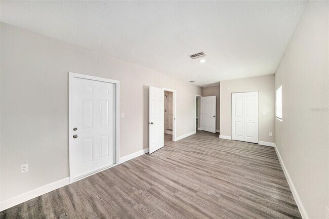 Building Photo - 11911 Pine Forest Dr