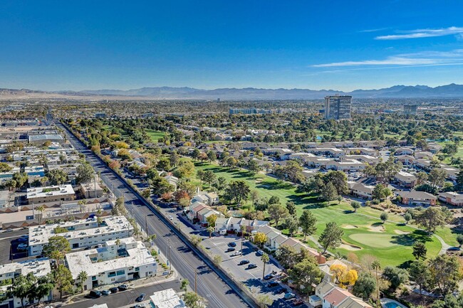 Building Photo - Turnberry Towers 2704- Strip/City Views fr...