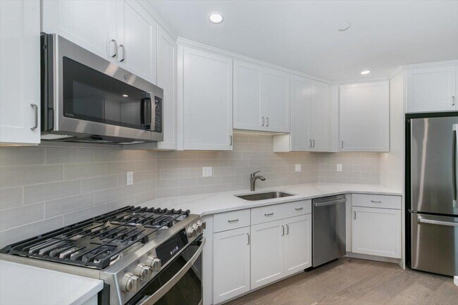Building Photo - 65 Pointe Pl