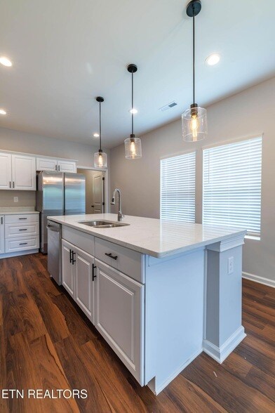 Building Photo - 619 Midlake Dr NE