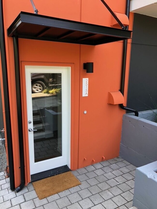 Building Photo - Gorgeous Townhome in Sunny Judkins Park-25...