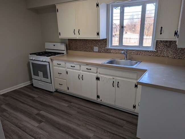 Building Photo - Spacious two bedroom apartment close to the city