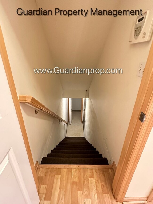 Building Photo - St Louis Park Town Home, Updated Kitchen, 2 Car Heated Garage, Walk Out Patio, Fireplace, W/D.