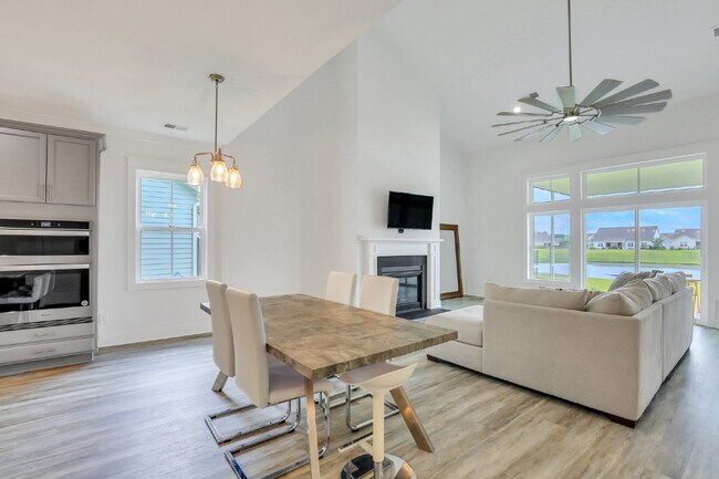 Building Photo - "Lagoon view in Lawton Station - Spacious ...