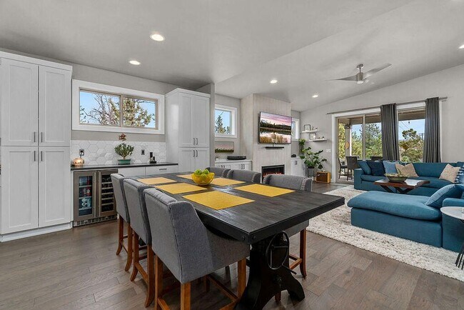 Building Photo - Home on the River in NW Bend