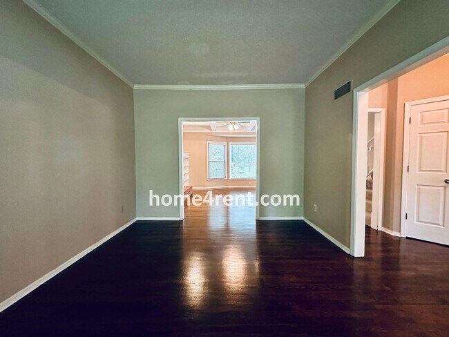 Building Photo - Blue Valley Schools, Granite Counters, Fin...