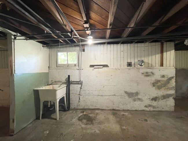 Building Photo - Central NE House with Basement, Hardwood F...