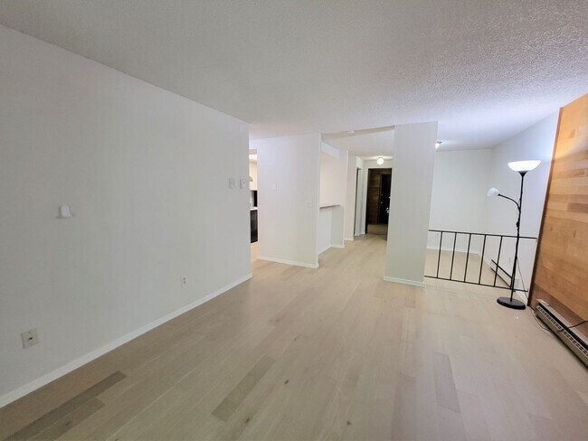 Building Photo - 1BD/1BA Bellevue Highlands Condo $1795