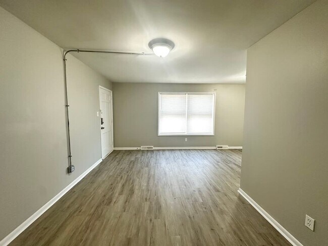 Building Photo - 2339 Harrodsburg Rd