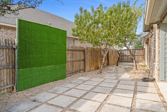 Building Photo - 2923 Bluffstone Dr
