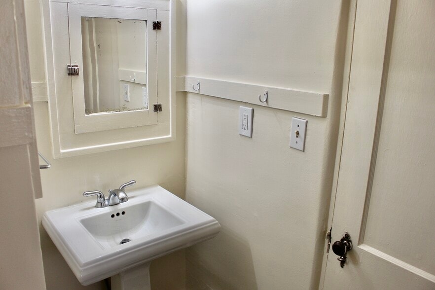 Full Bathroom - 214 Pine St SE