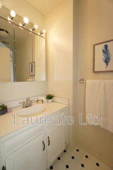 Building Photo - 5 S Elati St