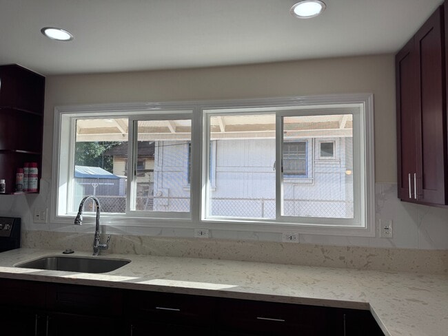 Building Photo - Renovated with split AC in Kaimuki