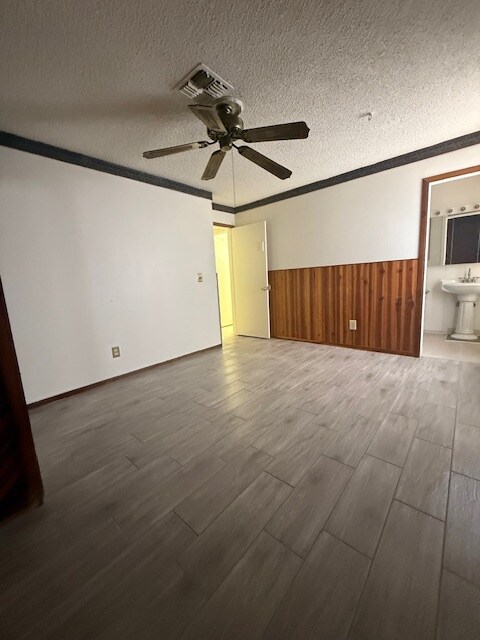 Building Photo - 1131 W Ross Ave