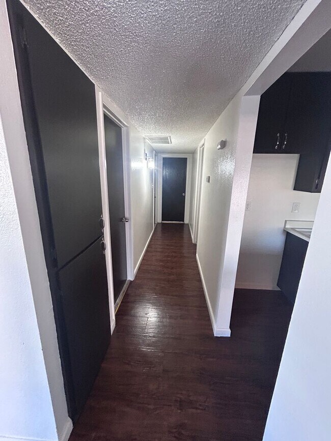 Building Photo - Upstairs Unit!!! Move in Ready!