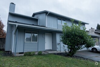 Building Photo - Updated 3 bedroom 1.5 bathroom duplex!