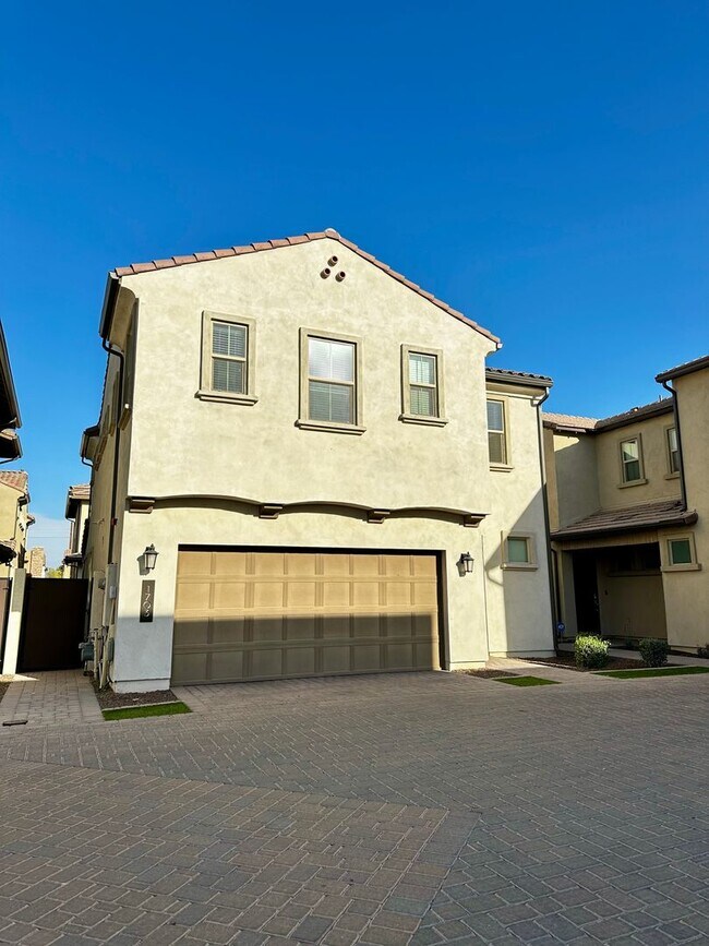 Building Photo - RECKER AND RAY MOVE IN READY 4 BEDROOM 2.5 BATHROOM HOME PERFECTLY LOCATED