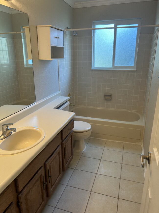 Building Photo - "Charming 3-Bed, 2-Bath Single Family Home in Littleton!"