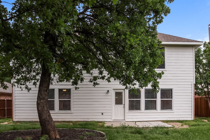 Building Photo - 2500 Briar Forest Dr