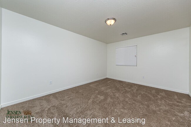 Building Photo - 6 br, 3.5 bath House - 3262 East Livia Drive