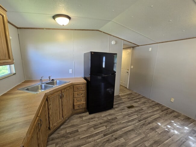 Building Photo - 700 W Ridgeway Ave