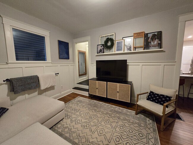 Building Photo - Updated HISTORICAL Downtown Home w/fenced ...
