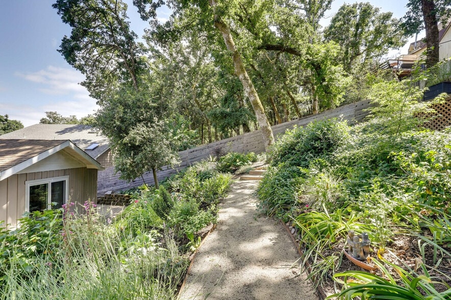 Building Photo - 4460 Lakeside Rd