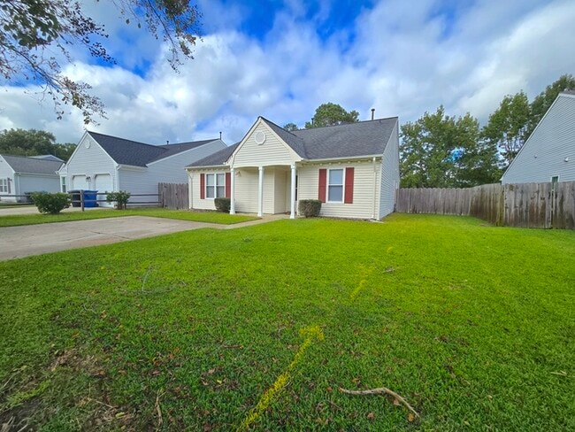 Building Photo - BEAUTIFUL 3-BED, 2-BATH HOME ON THE LAKE I...