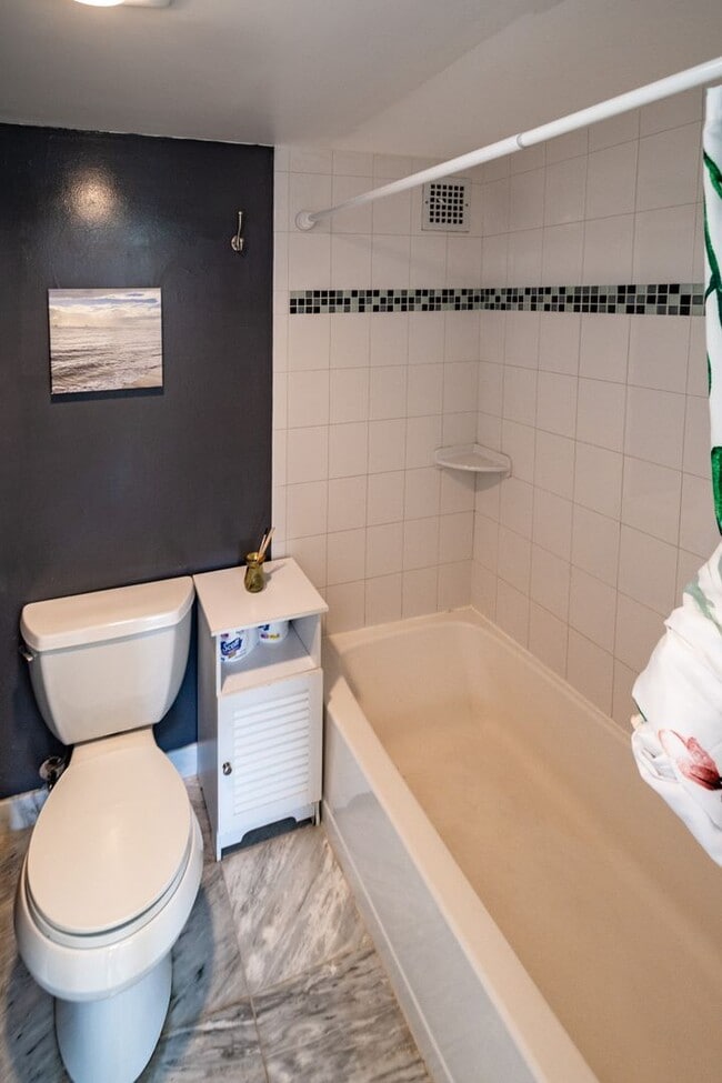 Building Photo - Exceptional Location & Amenities Short-ter...