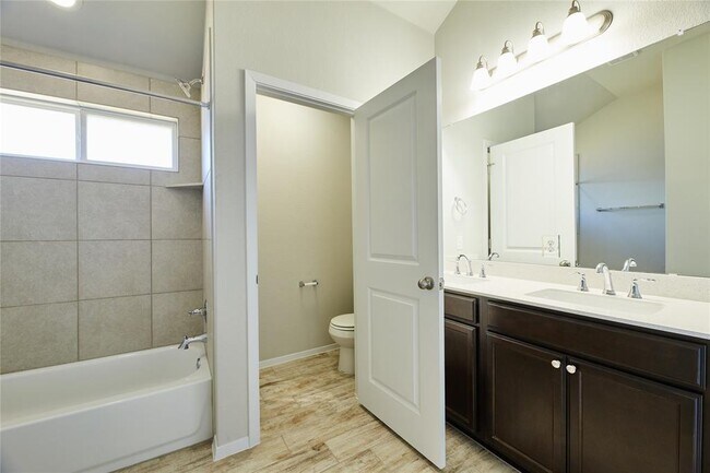 Building Photo - 303 Trailside Ln