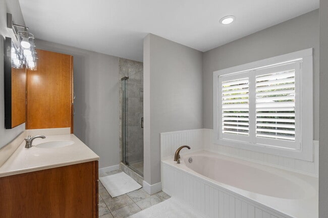 Building Photo - 374 S Shore Dr