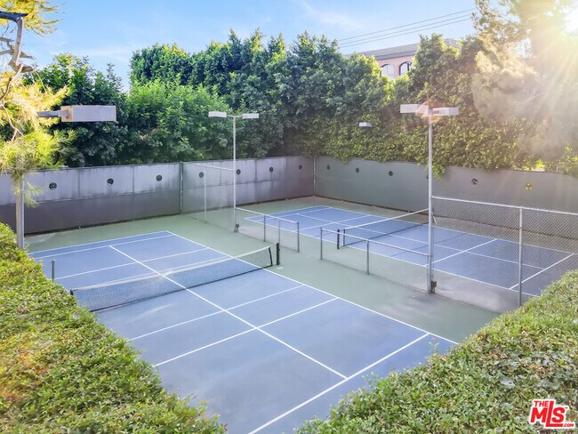 Building Photo - 15233 Magnolia Blvd