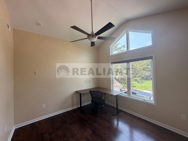 Building Photo - 438 Kenton St