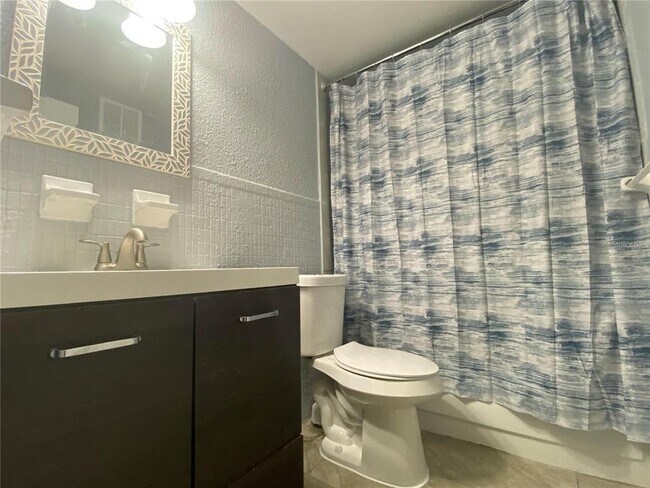 Building Photo - 825 N Primrose Dr