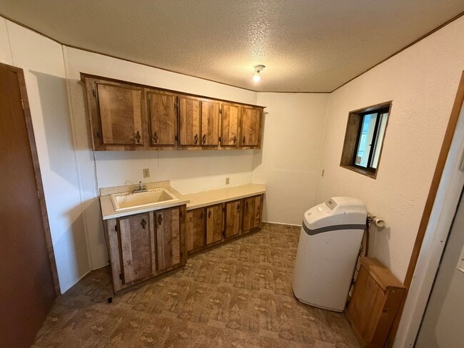 Building Photo - 3 Bedroom with a View!