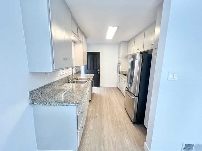 Building Photo - Modern 2 Bedroom Peninsula Gem Steps from the Shore