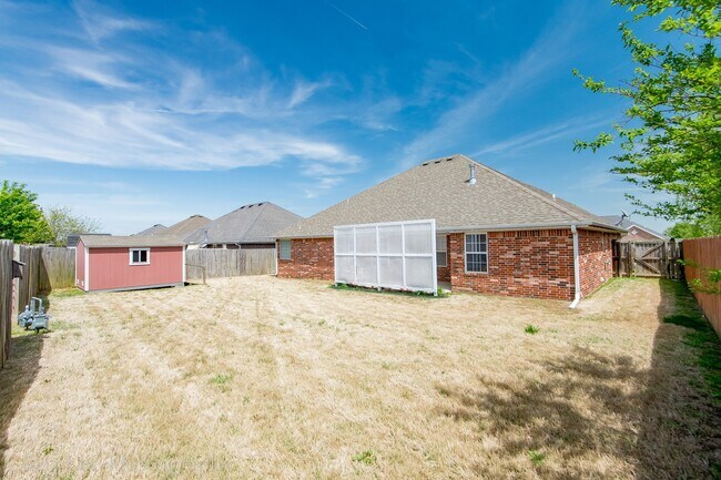 Building Photo - Large 3 Bedroom Home in Perfect Condition! Great Location!