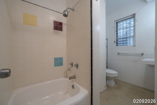 Building Photo - EXCELLENT Location near Waikiki, Alamoana, UH (Moiliili)