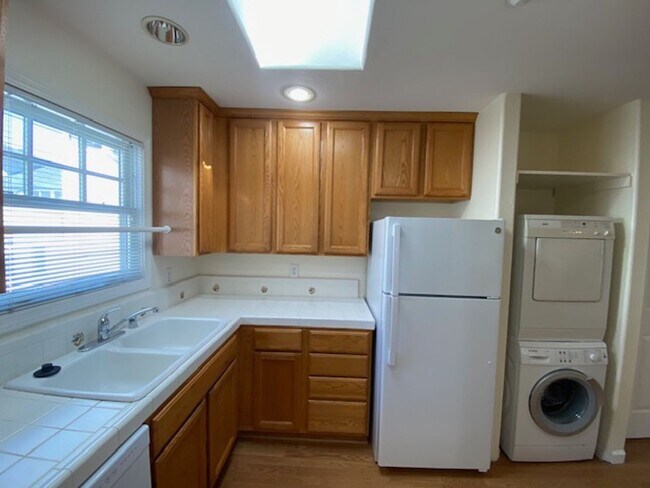 Building Photo - 794 Lighthouse Ave