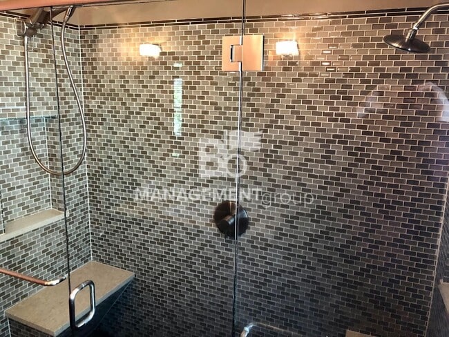 Building Photo - Close-In NE Portland Victorian Offers  Perfect Blend of  Old Charm with Newer Amenities. Lush Pri...