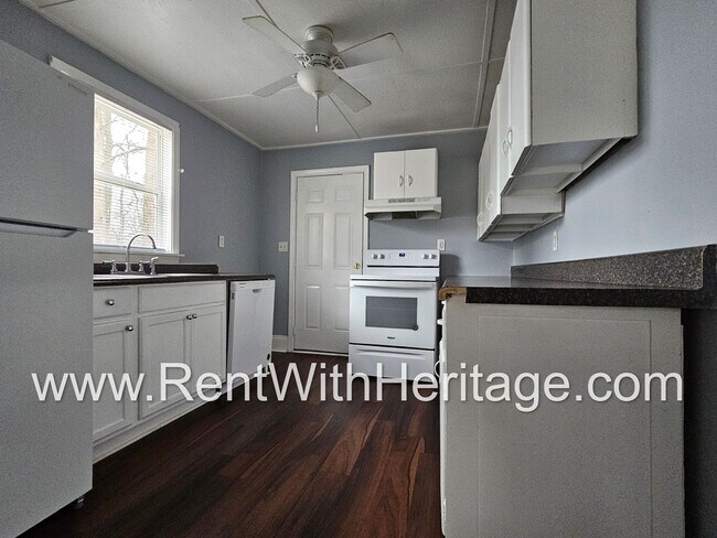 Building Photo - GORGEOUS HISTORICAL APARTMENT HOME / TOTALLY UPGRADED INTERIOR / CLOSE TO EVERYTHING!