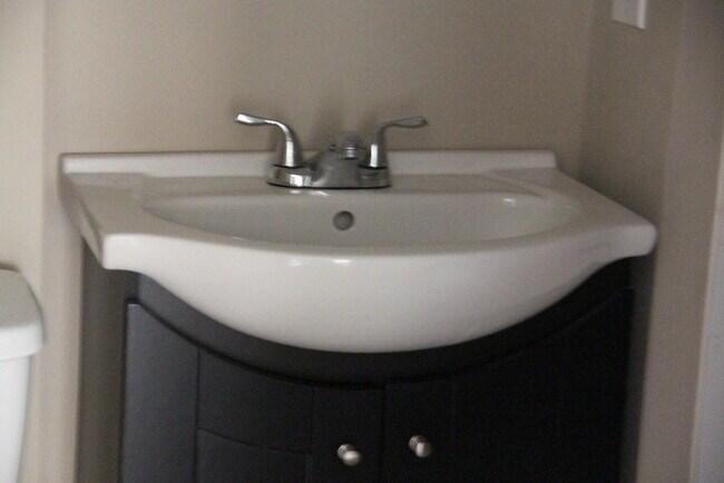 Building Photo - 2 Bedroom / 2 Bath Apartment with w/d hookups in East Nashville!