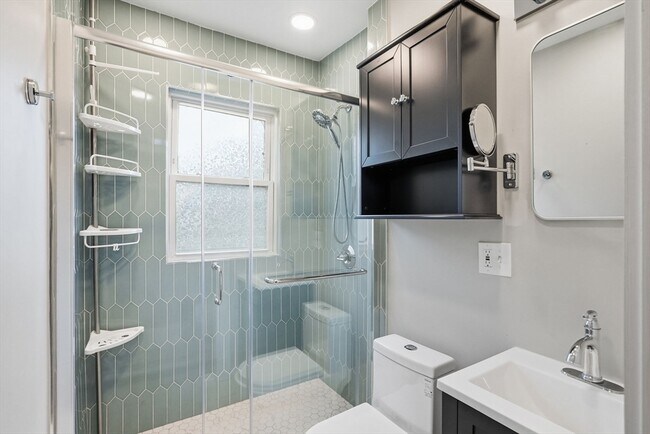 Building Photo - 15 Adelaide St